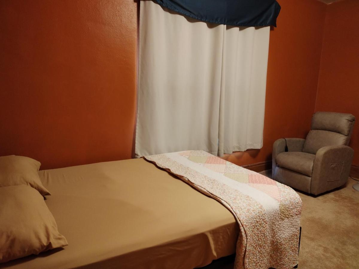 Cool And Affordable Apartment Galesburg Esterno foto